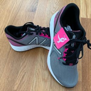 NWT New Balance women’s running sneakers size 7